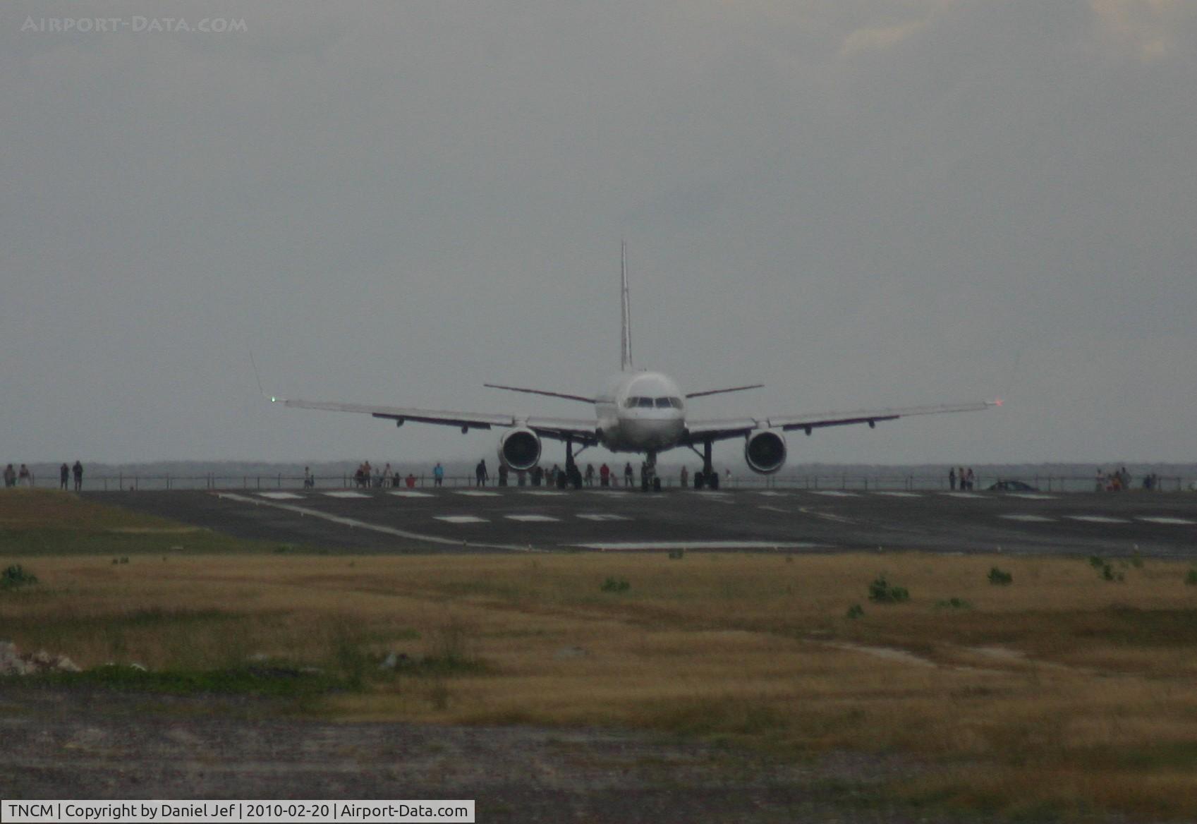 Princess Juliana International Airport, Philipsburg, Sint Maarten Netherlands Antilles (TNCM) - Continental at the tresh hold on a very dark day