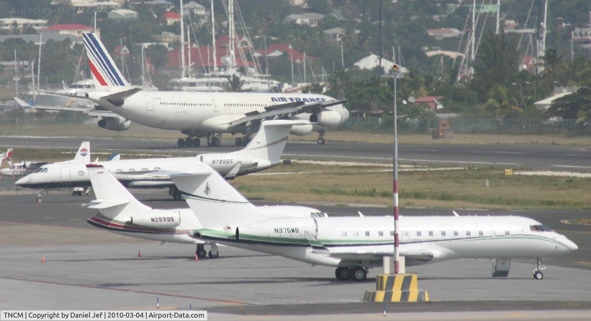 Princess Juliana International Airport, Philipsburg, Sint Maarten Netherlands Antilles (TNCM) - Never seen before!!!!! airfrance comming to a stop at Foxtrot and back tracking from there.