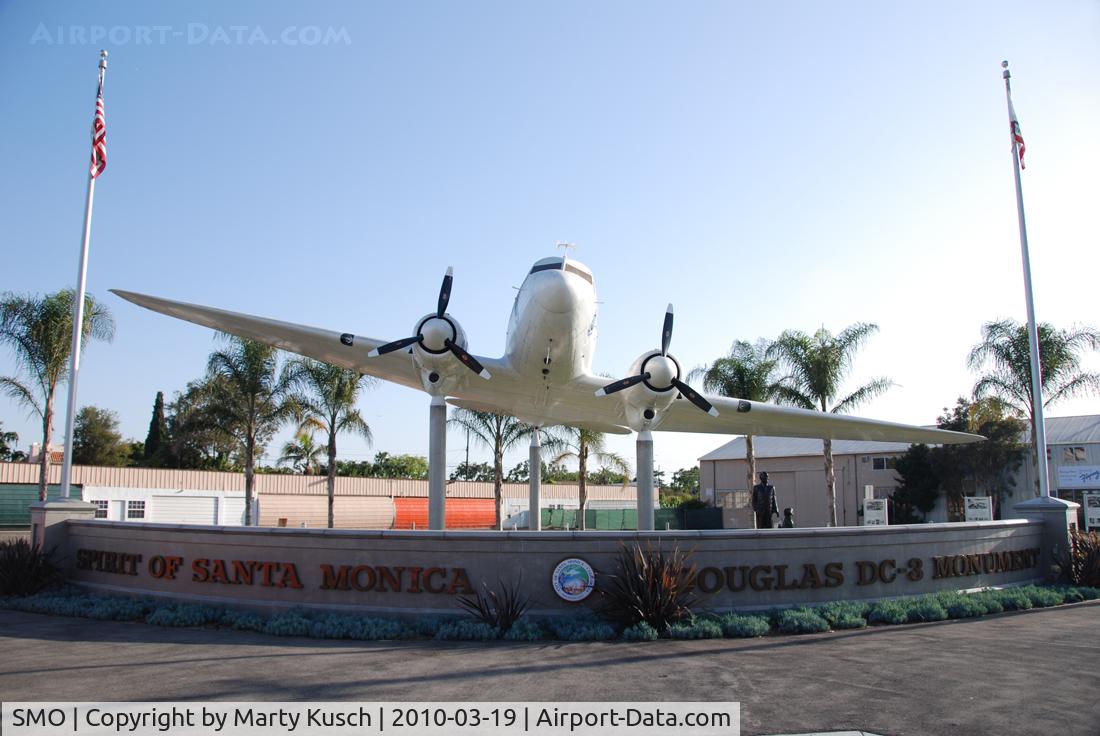 Santa Monica Municipal Airport (SMO) - DC-3 Monument