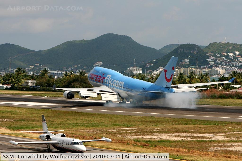 Princess Juliana International Airport, Philipsburg, Sint Maarten Netherlands Antilles (SXM) - Landing with smoke