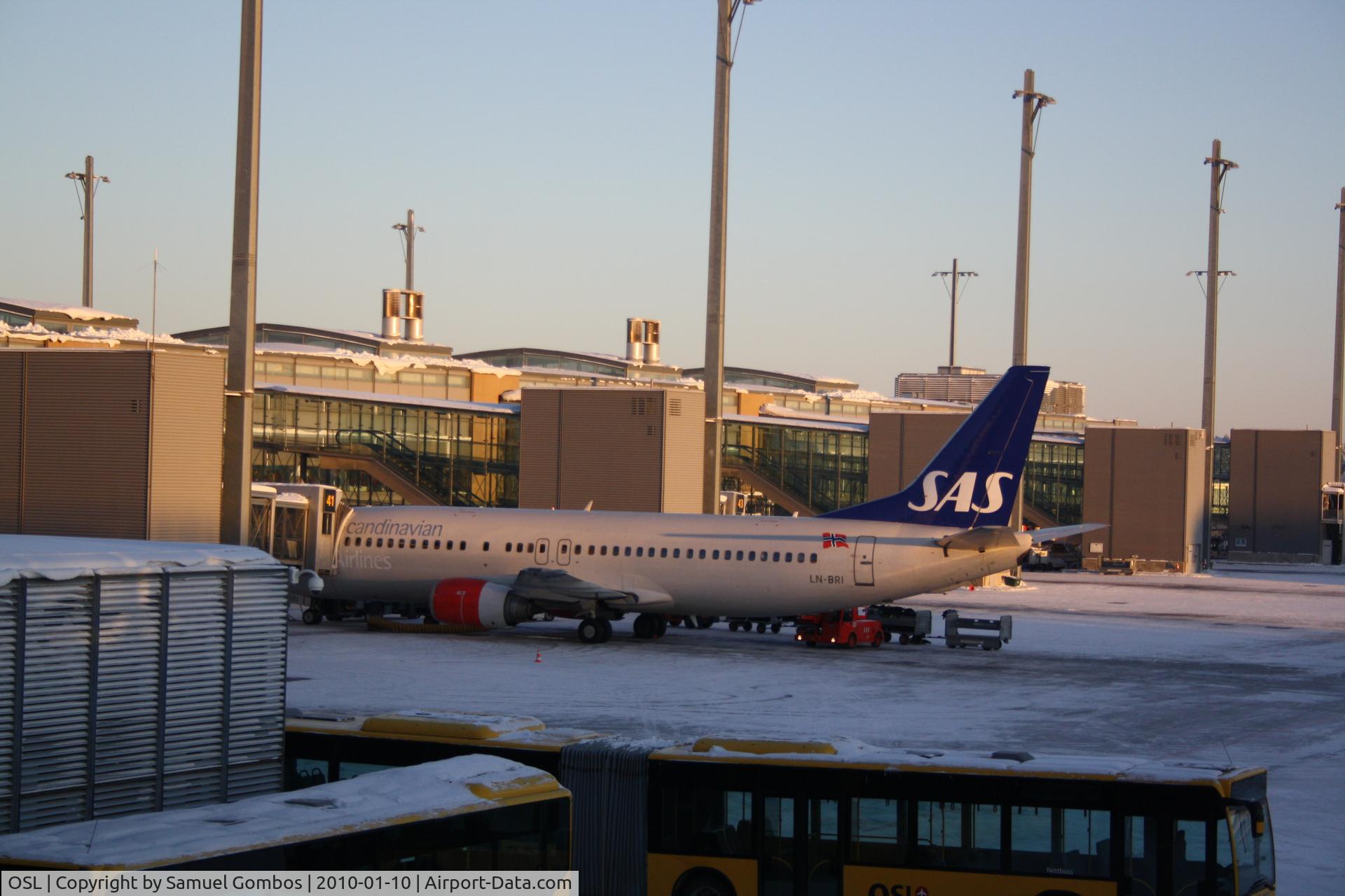 Oslo Airport, Gardermoen, Gardermoen (near Oslo), Akershus Norway (OSL) - LN-BRI coming from Grenoble (GNB) has arrived to Oslo (OSL) and the Ground Handling is taking care of the baggage^^