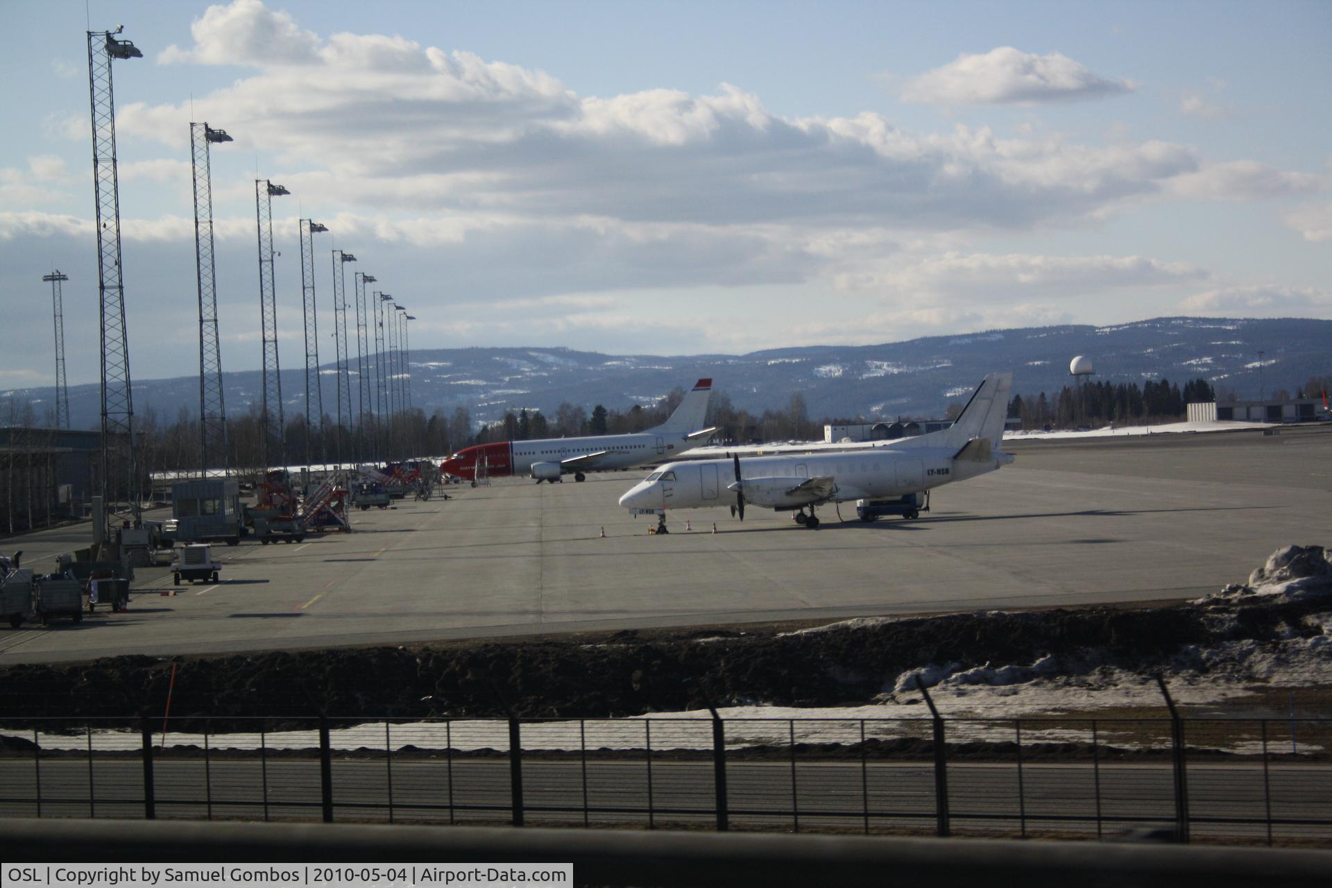 Oslo Airport, Gardermoen, Gardermoen (near Oslo), Akershus Norway (OSL) - LN-KKB Norwegian and Danish Air Transport are just standing there....