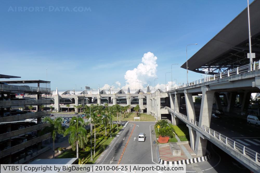 Suvarnabhumi Airport (New Bangkok International Airport), Samut Prakan (near Bangkok) Thailand (VTBS) - In front of Passenger terminal, looking east.