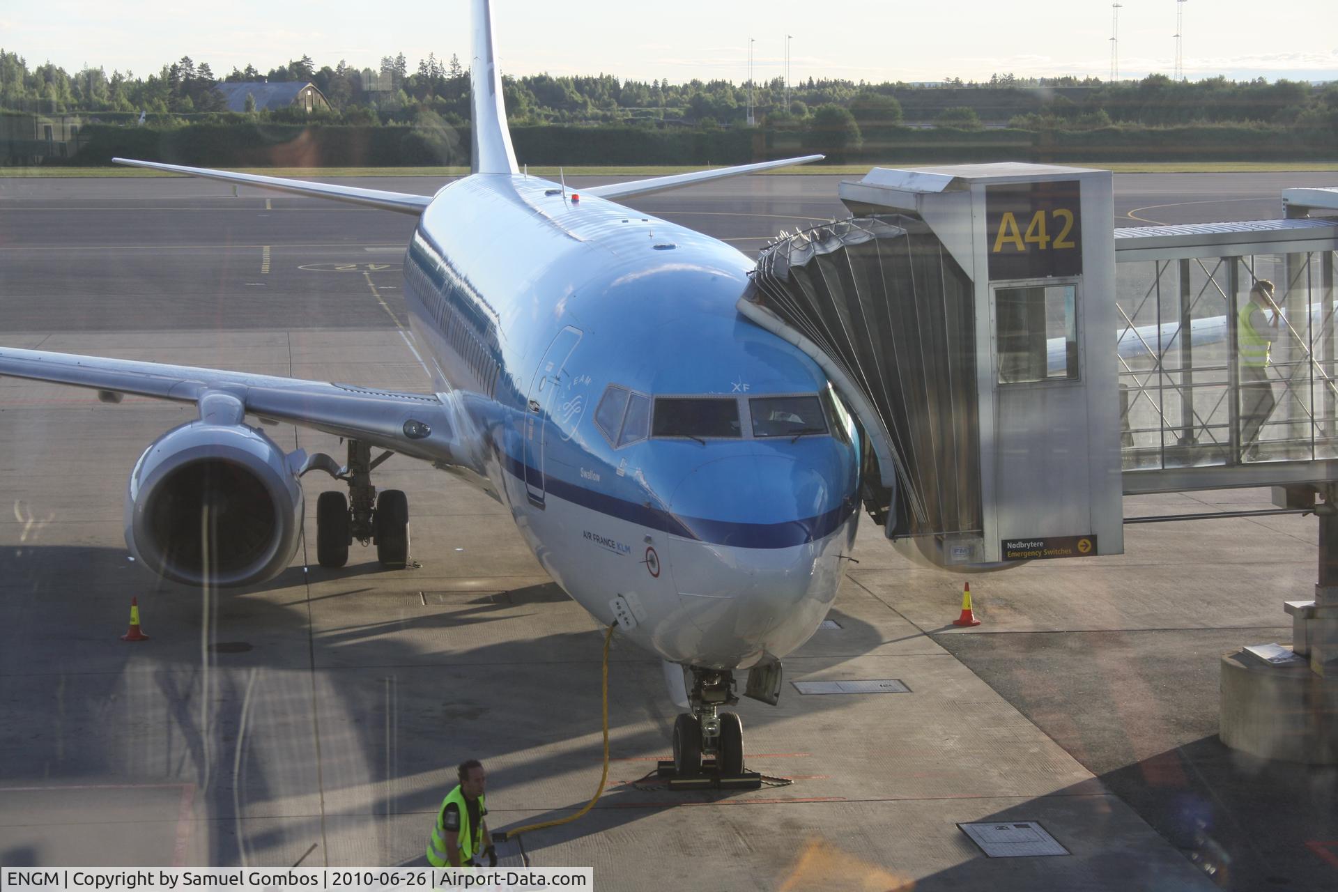 Oslo Airport, Gardermoen, Gardermoen (near Oslo), Akershus Norway (ENGM) - KLM on Gate A42 ready for boarding to Amsterdam/Schiphol (AMS) from Oslo-Gardermoen (OSL)...a plane with Winglets! Boeing 737-800:)