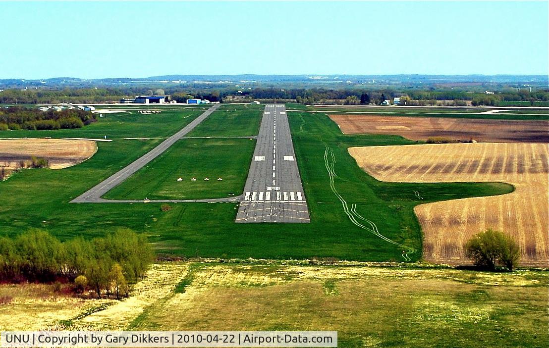 Dodge County Airport (UNU) - Short final, runway 08