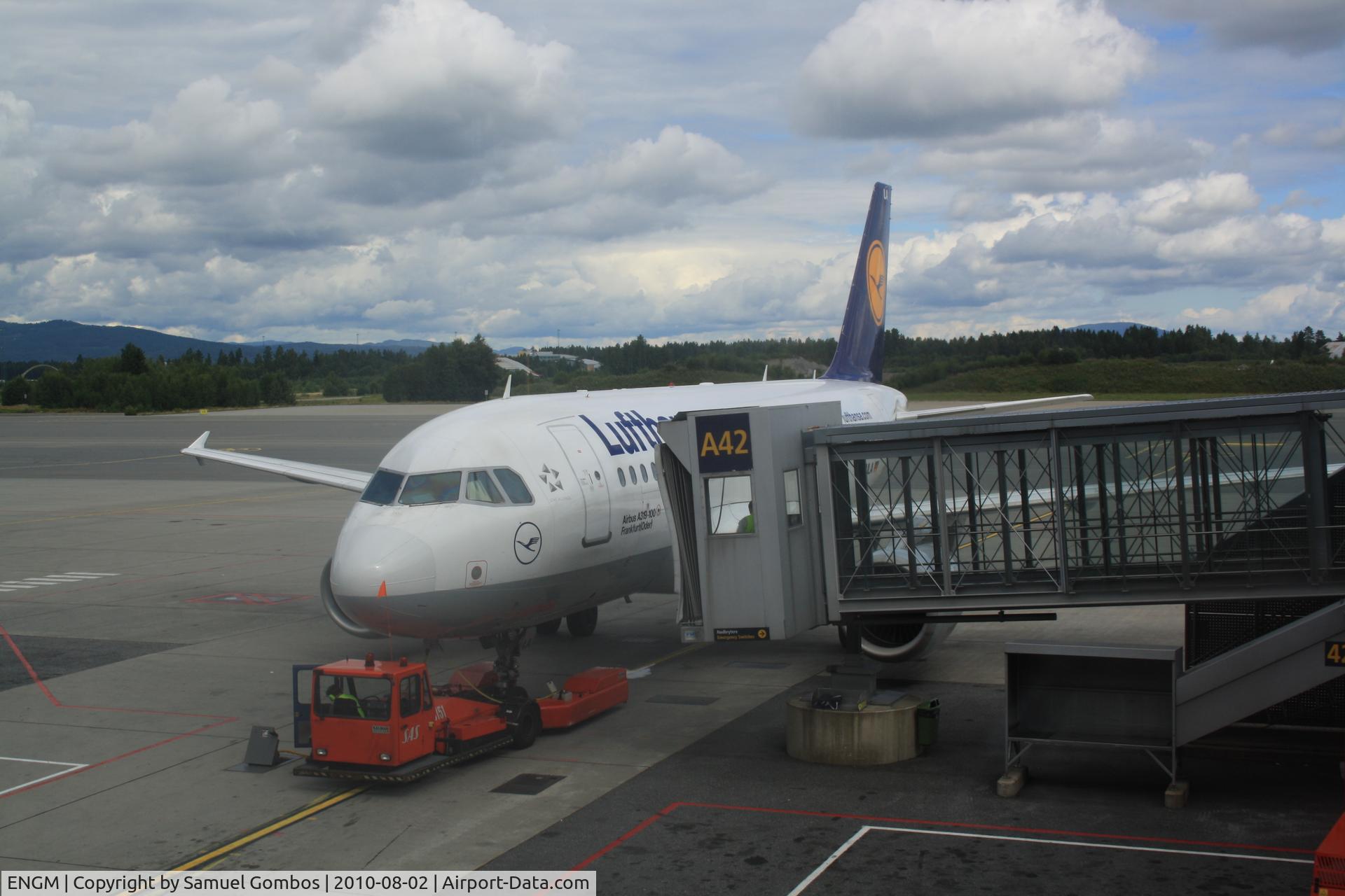 Oslo Airport, Gardermoen, Gardermoen (near Oslo), Akershus Norway (ENGM) - Lufthansa Airbus A319 on Gate A42 soon for departure to Muenchen (MUC) from Oslo/Gardermoen (OSL)...Looove this Picture!..:)