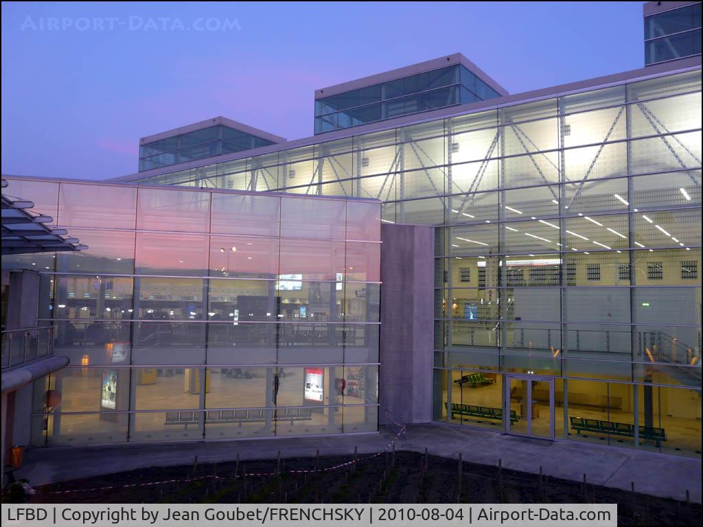 Bordeaux Airport, Merignac Airport France (LFBD) - BOD by night
hall B