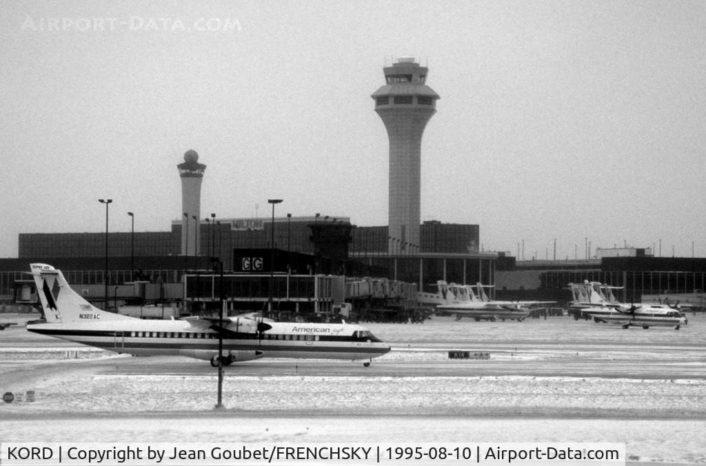 Chicago O'hare International Airport (ORD) - un jour d'hiver, arrivée de CDG, par le hublot d'un 767 d'United.