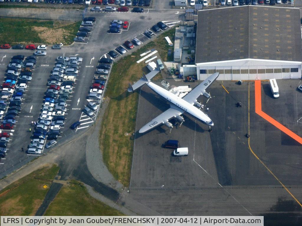 Nantes Atlantique Airport (formerly Aéroport Château Bougon), Nantes France (LFRS) - vue sur Constellation restaurée