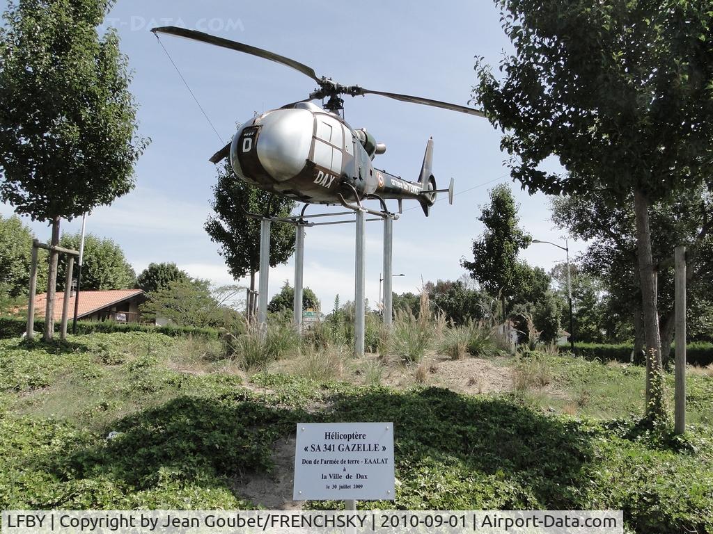 Dax Airport, Seyresse Airport France (LFBY) - Gazelle au rond point de l'aérodrome