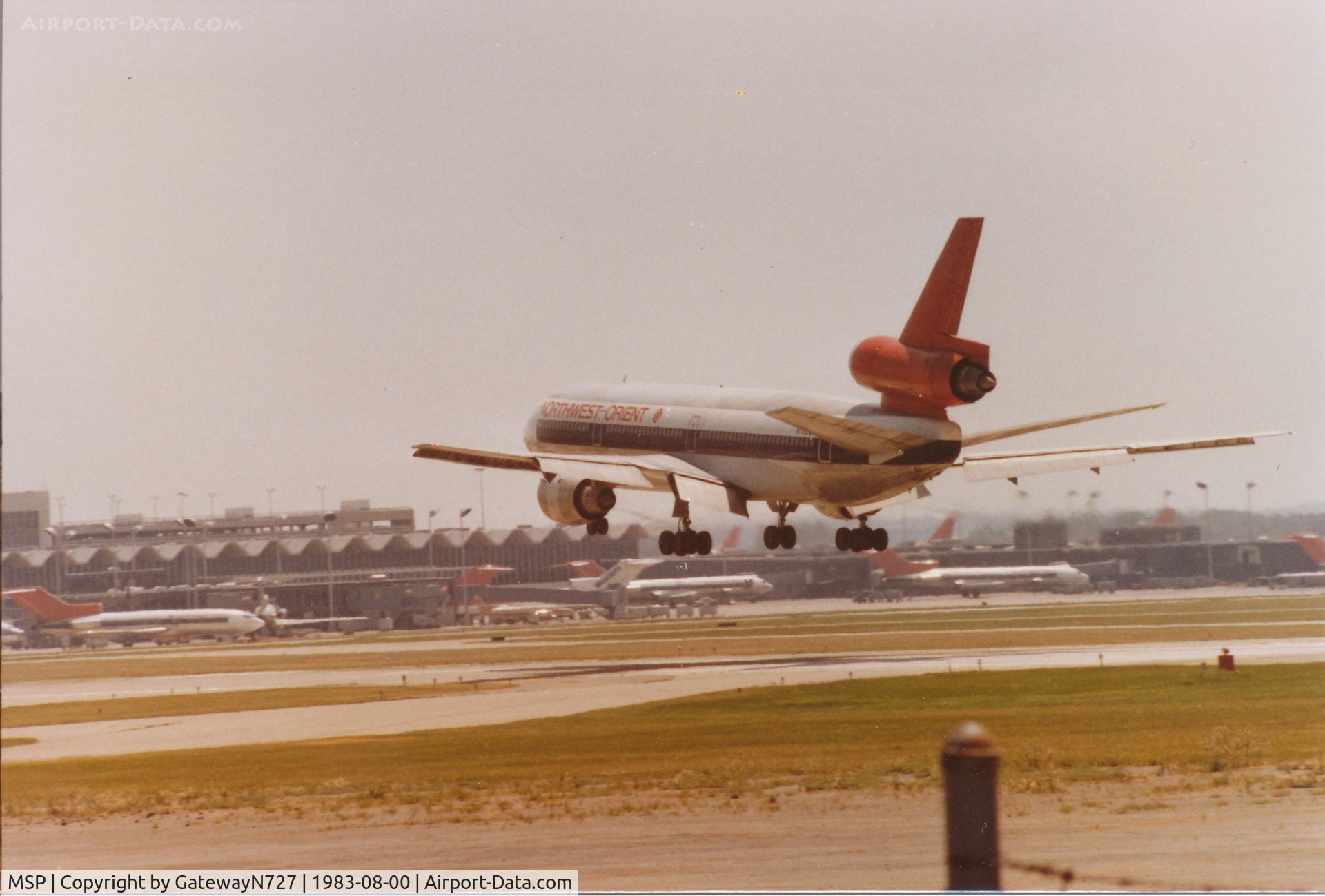 Minneapolis-st Paul Intl/wold-chamberlain Airport (MSP) - Northwest DC-10-40. Landing rwy 11L.