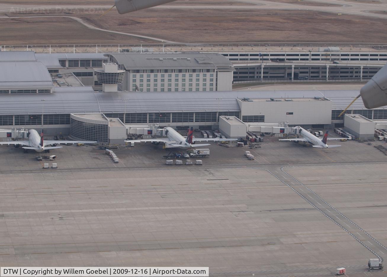 Detroit Metropolitan Wayne County Airport (DTW) - From the airplane 