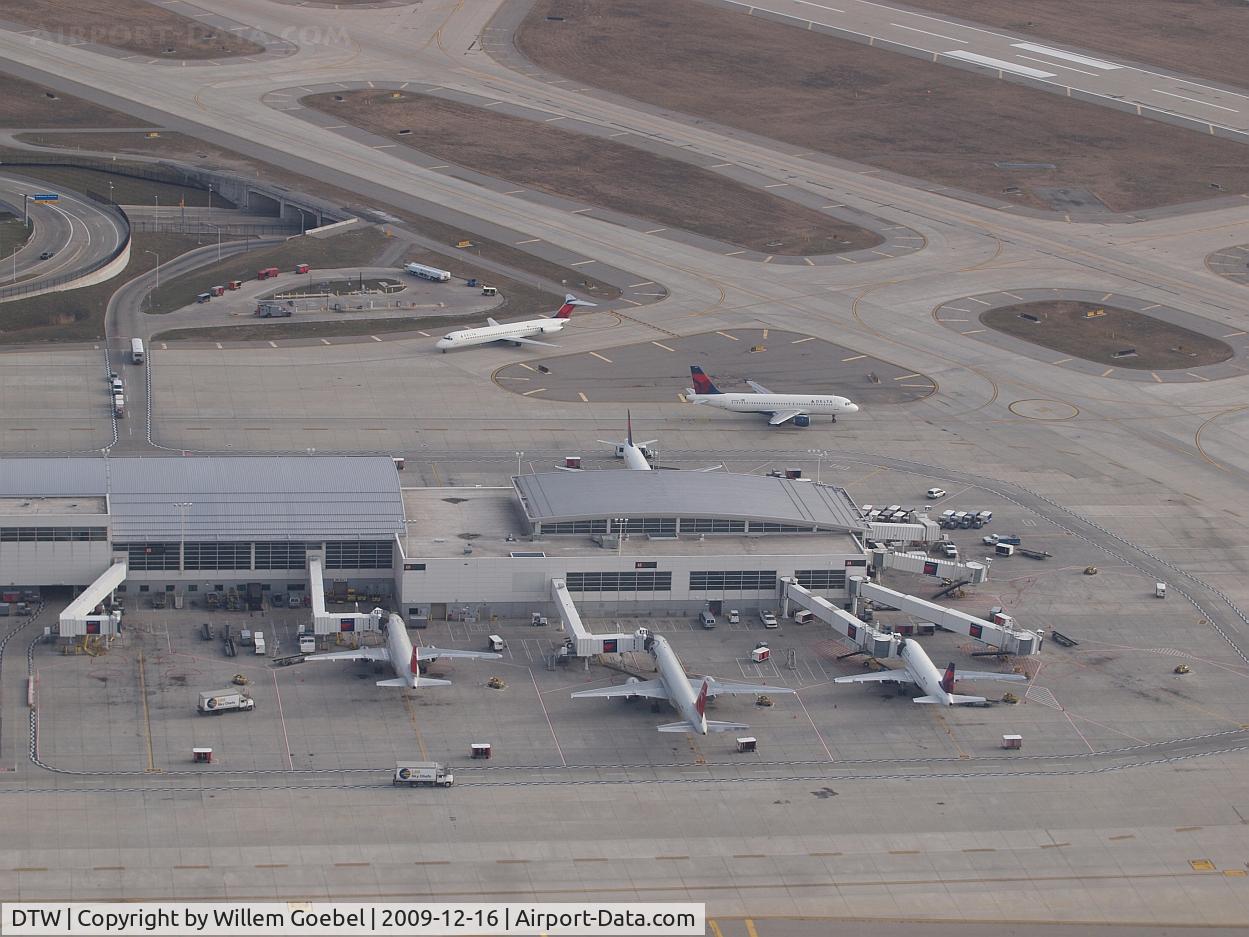 Detroit Metropolitan Wayne County Airport (DTW) - From the airplane