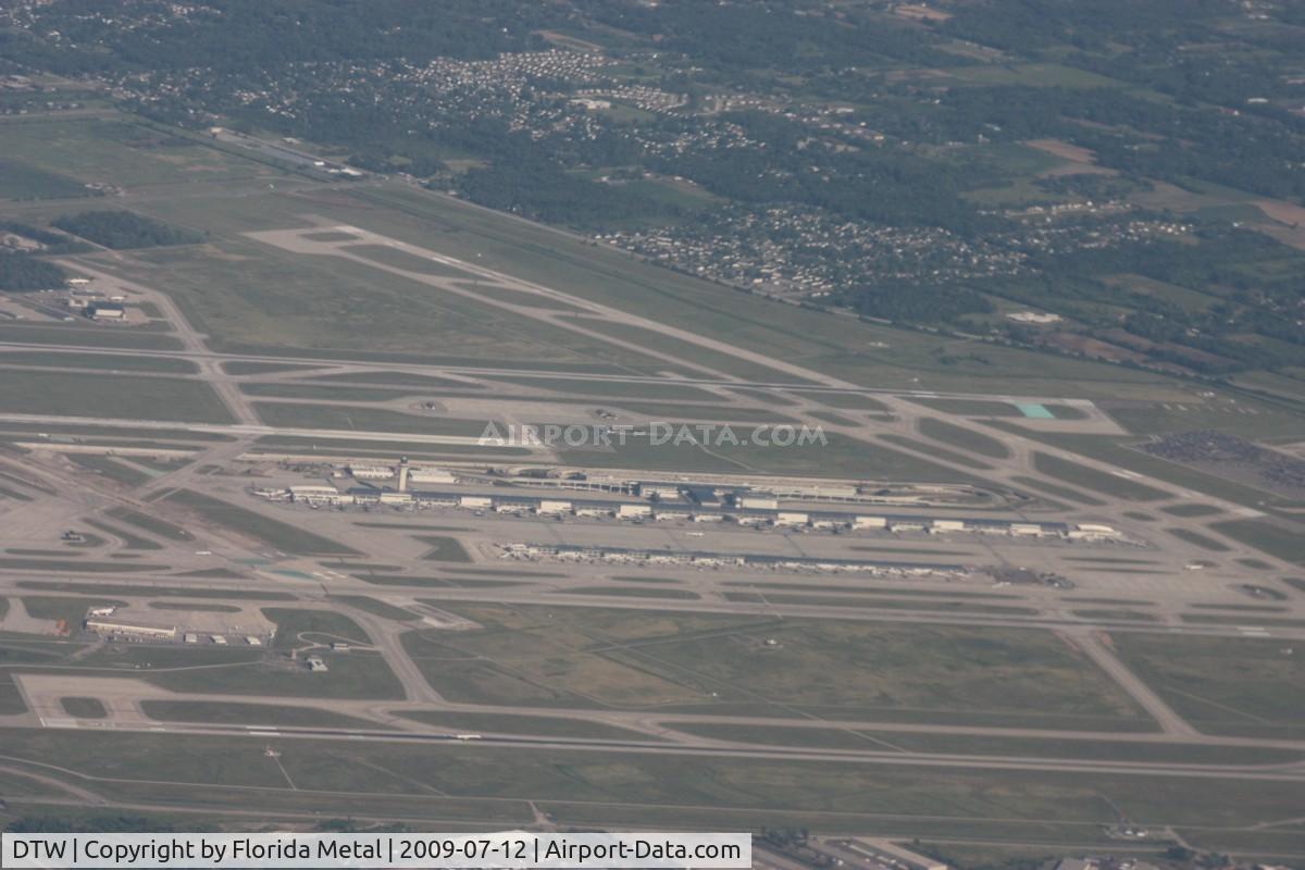Detroit Metropolitan Wayne County Airport (DTW) - overview