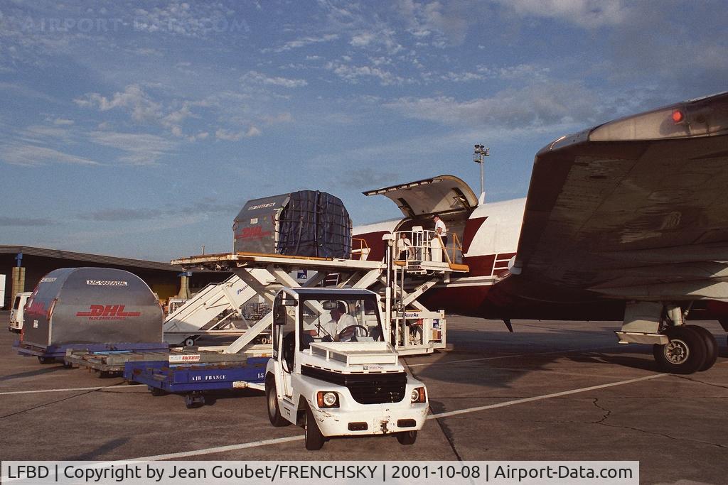 Bordeaux Airport, Merignac Airport France (LFBD) - 727 DHL au chargement.