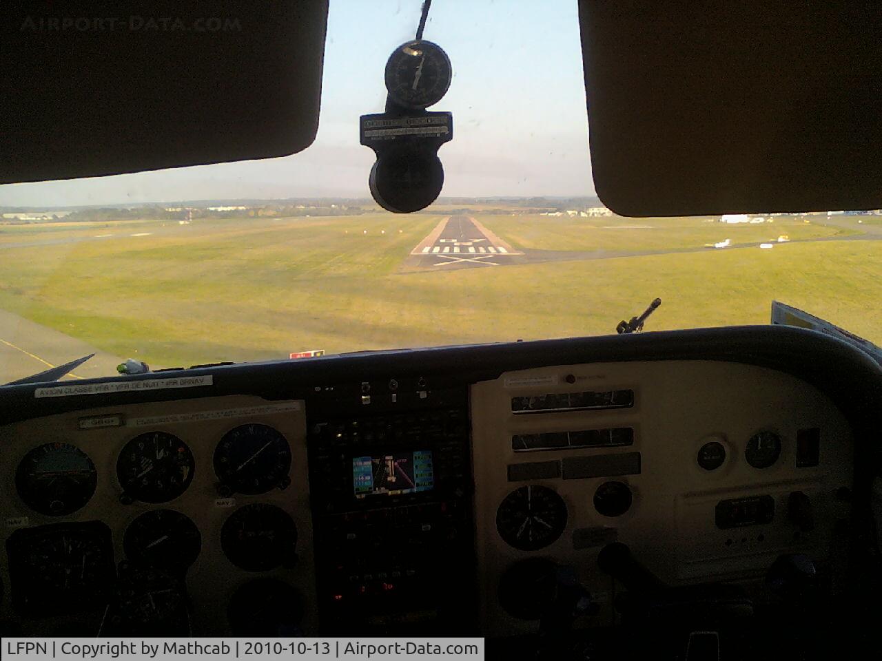 Toussus-le-Noble Airport, Toussus-le-Noble France (LFPN) - Final 07 right