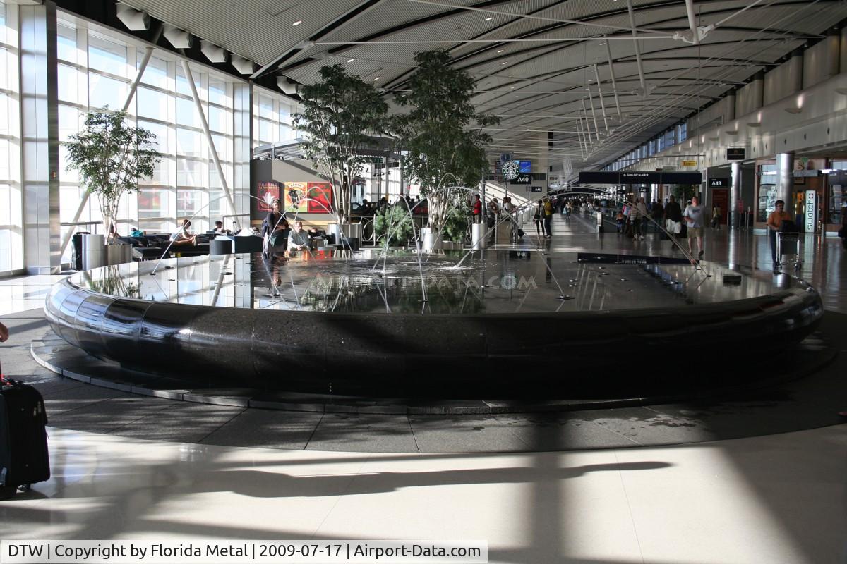 Detroit Metropolitan Wayne County Airport (DTW) - Fancy Fountain
