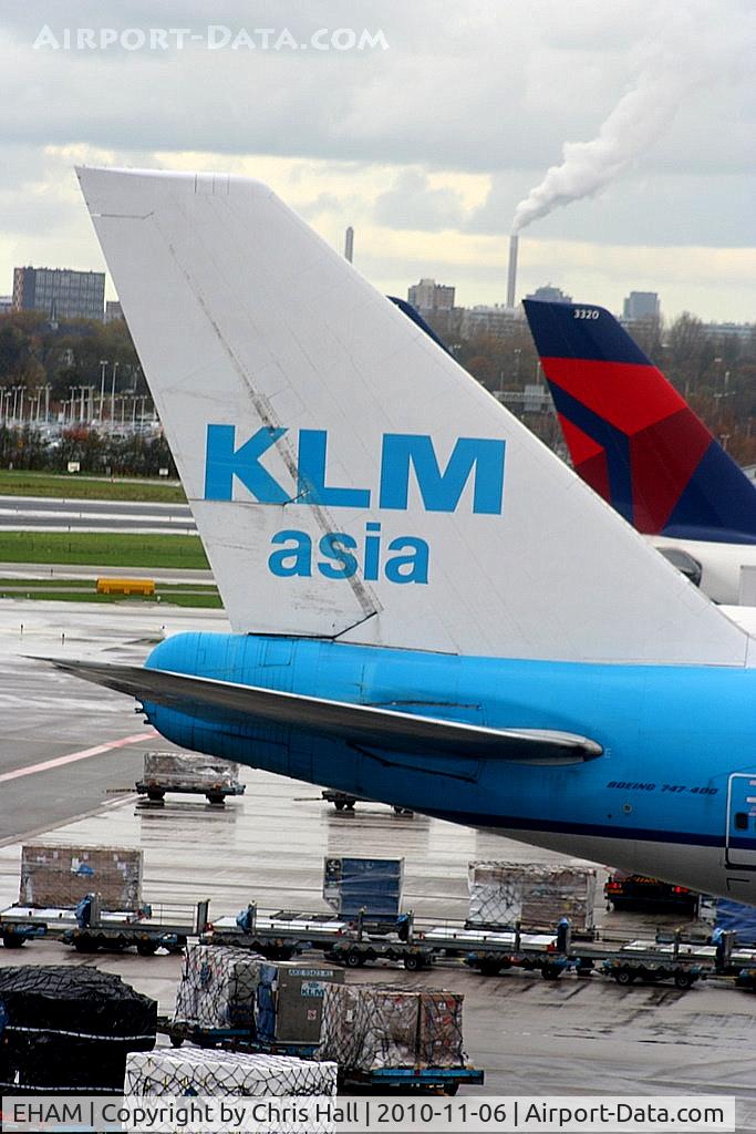 Amsterdam Schiphol Airport, Haarlemmermeer, near Amsterdam Netherlands (EHAM) - KLM Royal Dutch Airlines Boeing 747-406 PH-BFP