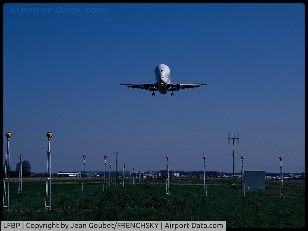 Pau Airport, Pyrenees Airport France (LFBP) - le gros à l'approche