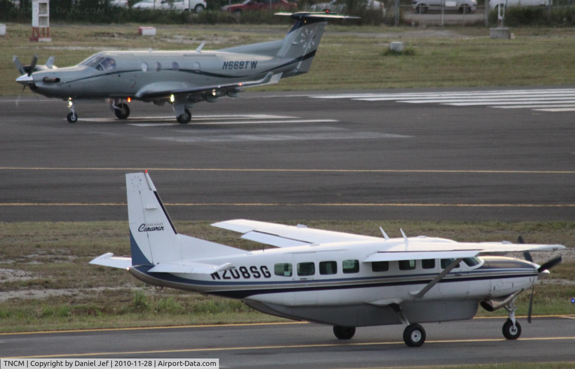 Princess Juliana International Airport, Philipsburg, Sint Maarten Netherlands Antilles (TNCM) - The two good speeds doing there thing after being warn no to make the down wind so close to the center line!!!!!