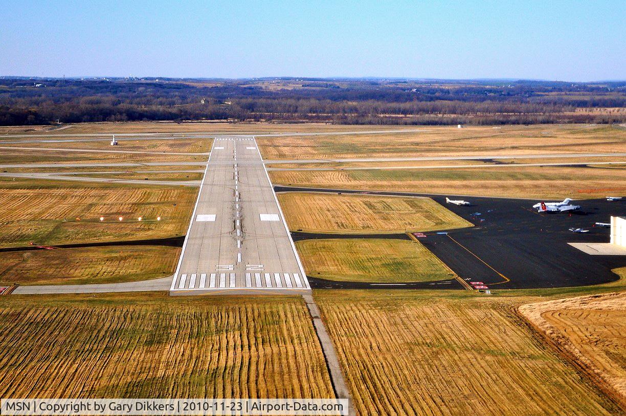 Dane County Rgnl-truax Field Airport (MSN) - Short final ~ RWY 32