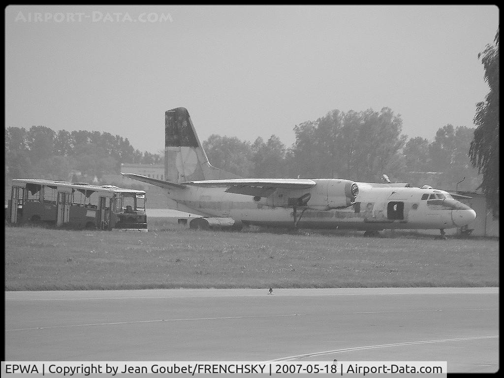 Warsaw Frederic Chopin Airport (formerly Okecie International Airport), Warsaw Poland (EPWA) - Antonov en perdition....