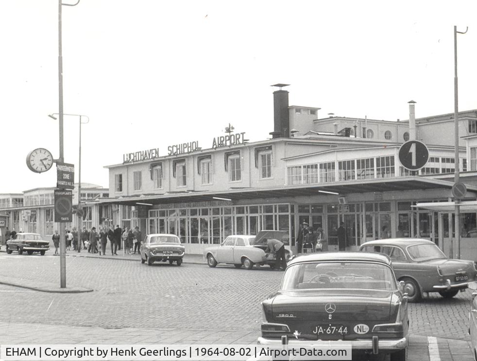 Amsterdam Schiphol Airport, Haarlemmermeer, near Amsterdam Netherlands (EHAM) - Schiphol Airport , Departures & Arrivals 
02 aug 1964
Scan from photo