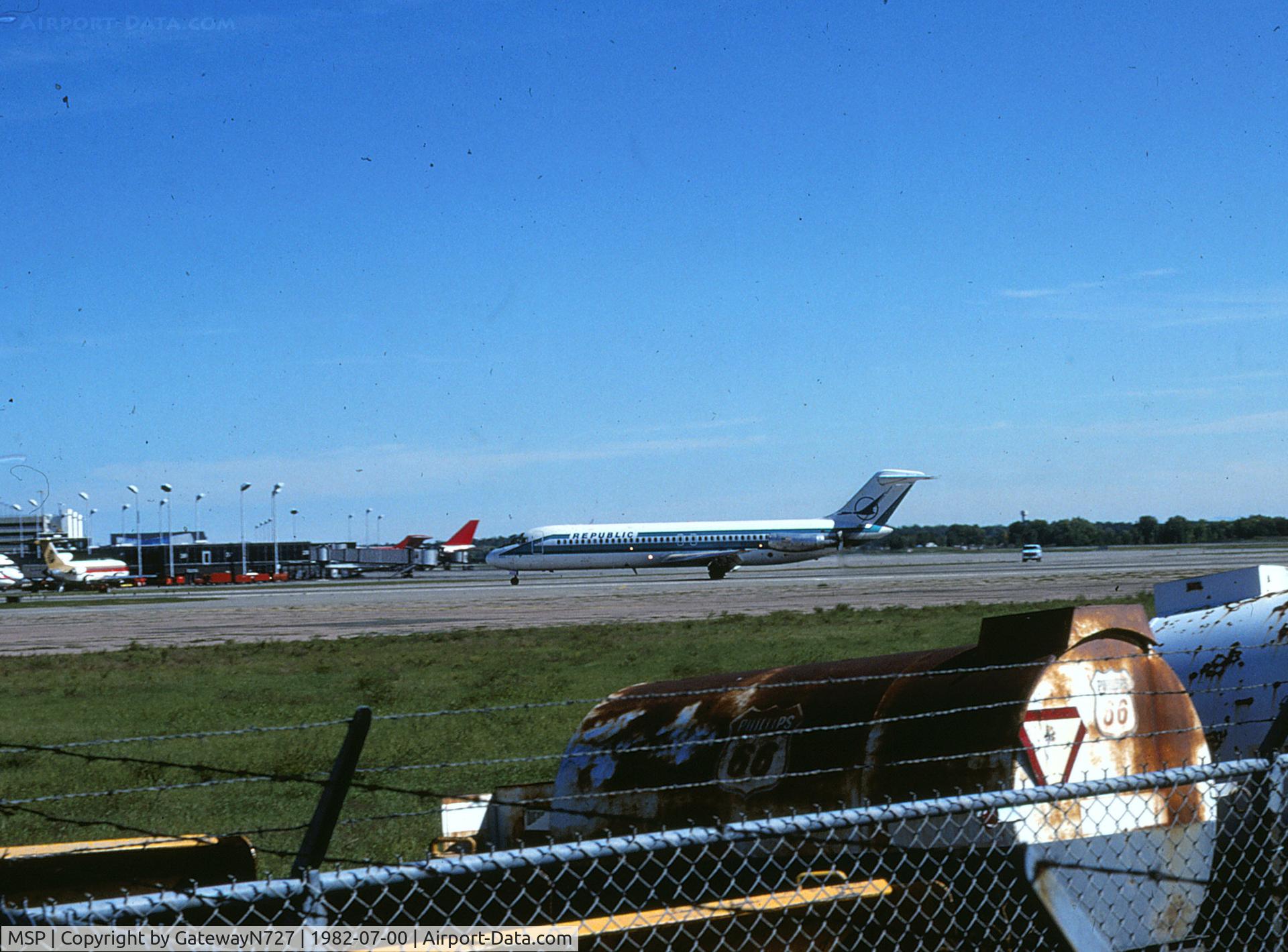 Minneapolis-st Paul Intl/wold-chamberlain Airport (MSP) - Unusual airport configuration, landing rwy 4. 