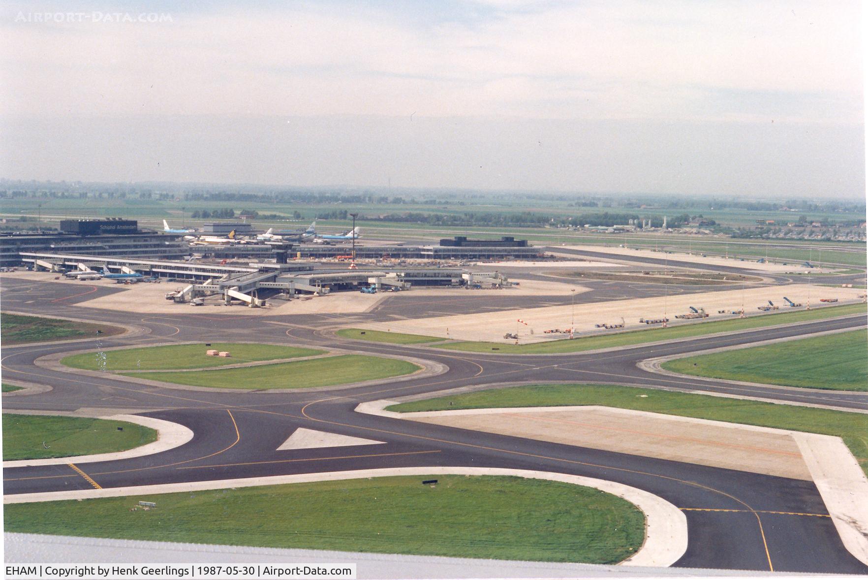 Amsterdam Schiphol Airport, Haarlemmermeer, near Amsterdam Netherlands (EHAM) - Schiphol Airport , May 1987