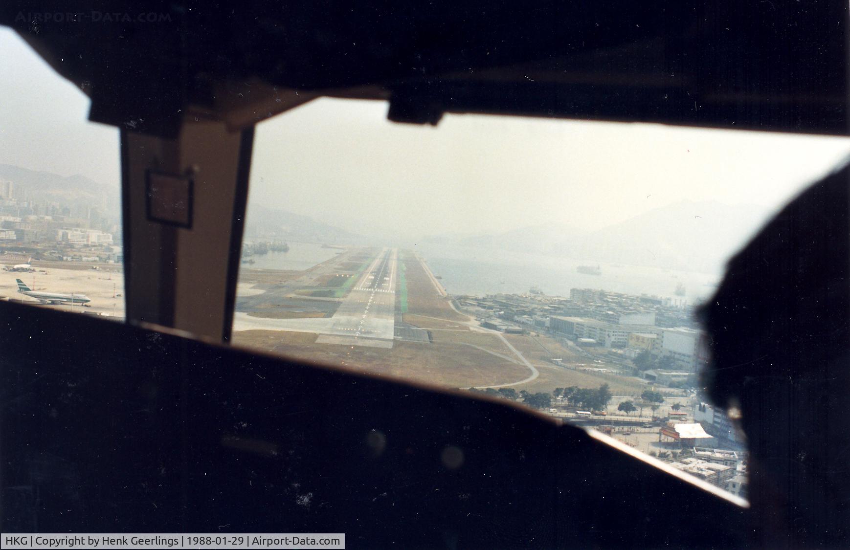 Hong Kong International Airport, Hong Kong Hong Kong (HKG) - Kai Tak Airport , Landing in cockpit B767 . Jan '88