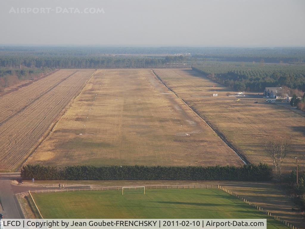 Andernos-les-Bains Airport, Andernos-les-Bains France (LFCD) - finale 13 en DR400