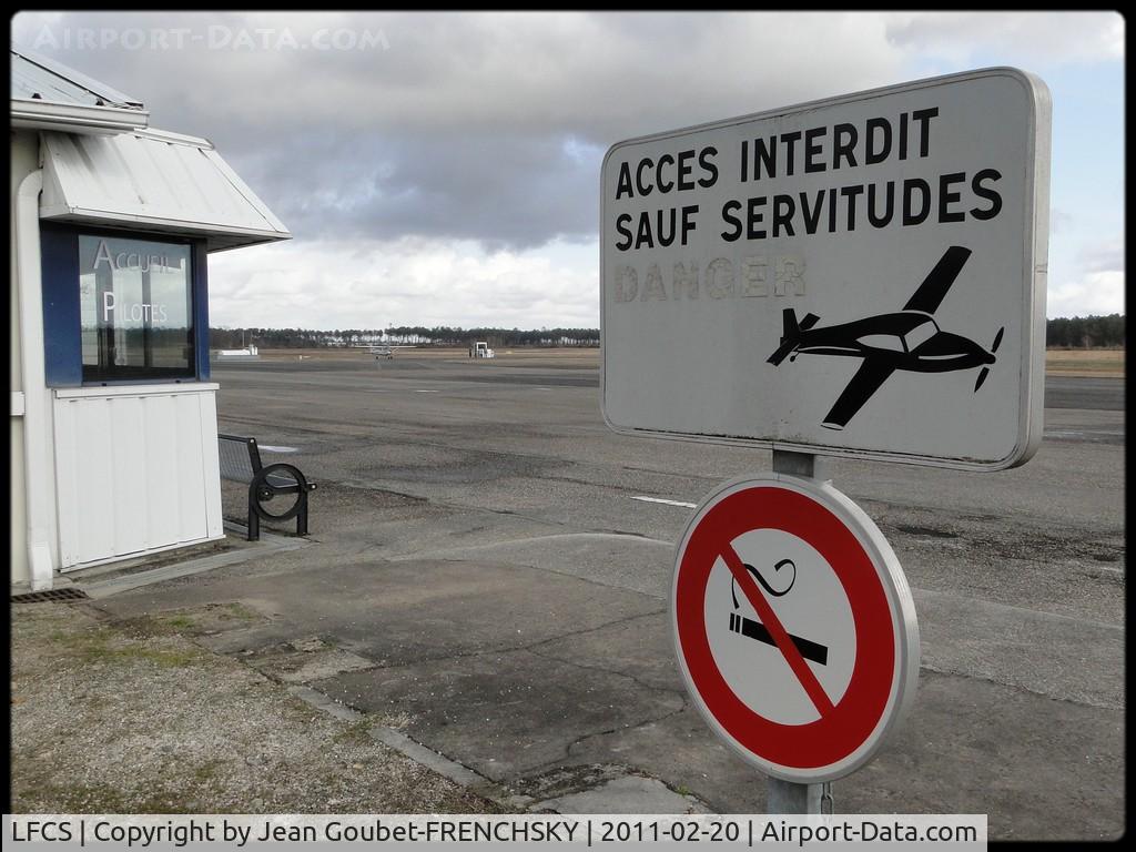 Bordeaux Leognan saucats Airport, Bordeaux France (LFCS) - bureau de piste