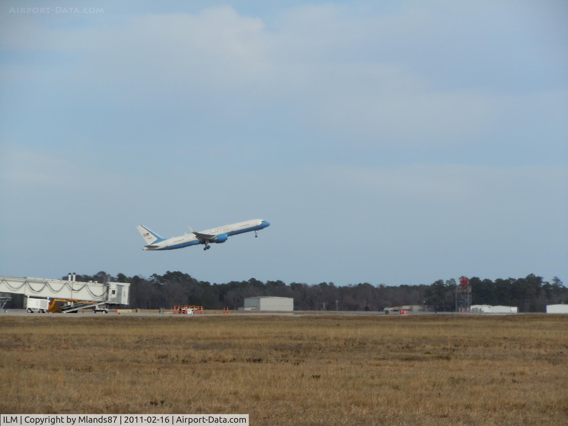 Wilmington International Airport (ILM) - The Vice President's Boeing 757 doing touch an go's.