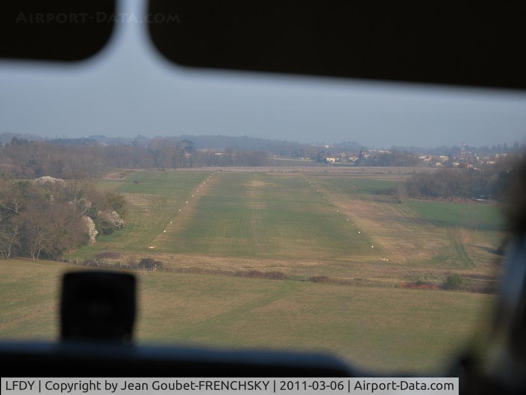 Bordeaux Yvrac Airport, Bordeaux France (LFDY) - en finale 11