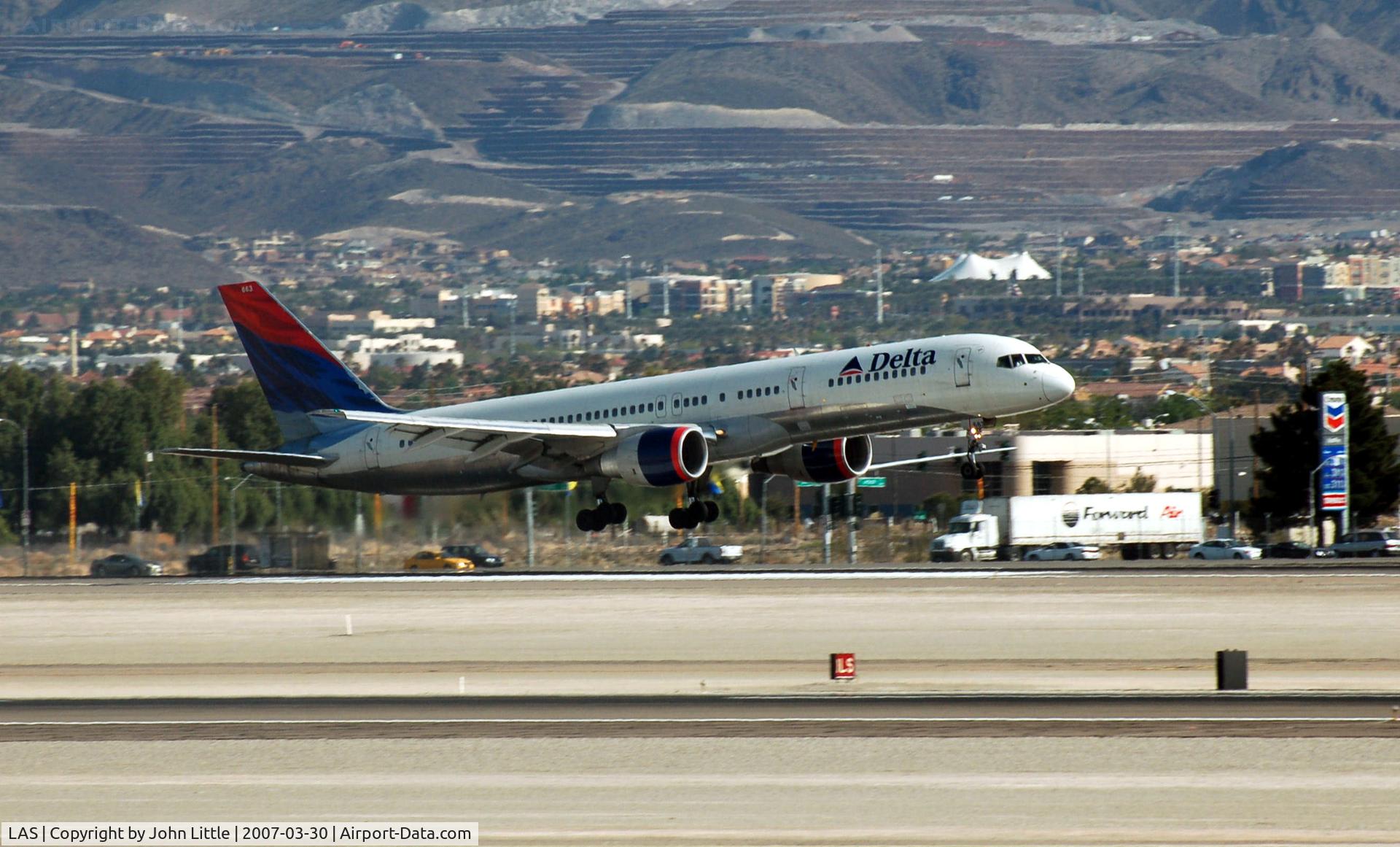 Harry Reid International Airport (LAS) - Delta flight landing McCarran