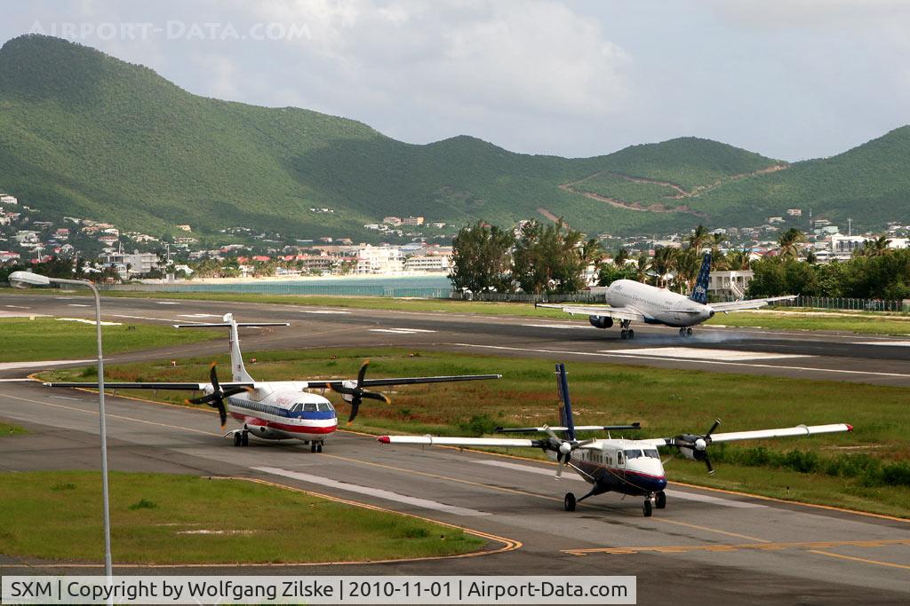Princess Juliana International Airport, Philipsburg, Sint Maarten Netherlands Antilles (SXM) - Landing with smoke