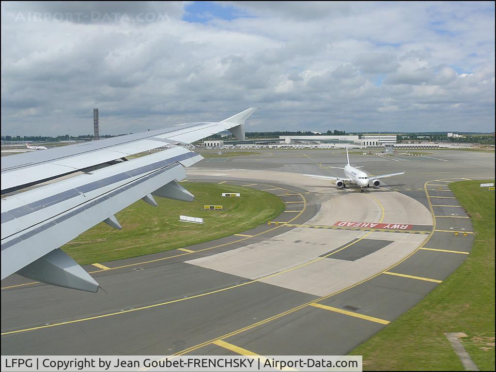 Paris Charles de Gaulle Airport (Roissy Airport), Paris France (LFPG) - landing.....