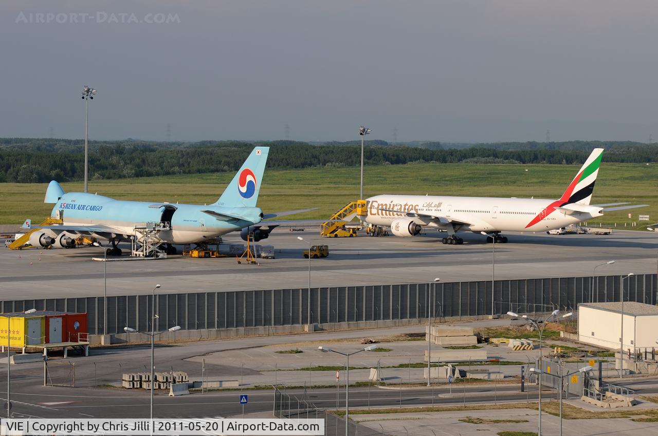 Vienna International Airport, Vienna Austria (VIE) - Korean Air Cargo + Emirates