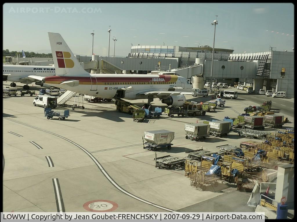 Vienna International Airport, Vienna Austria (LOWW) - petite vue du restaurant