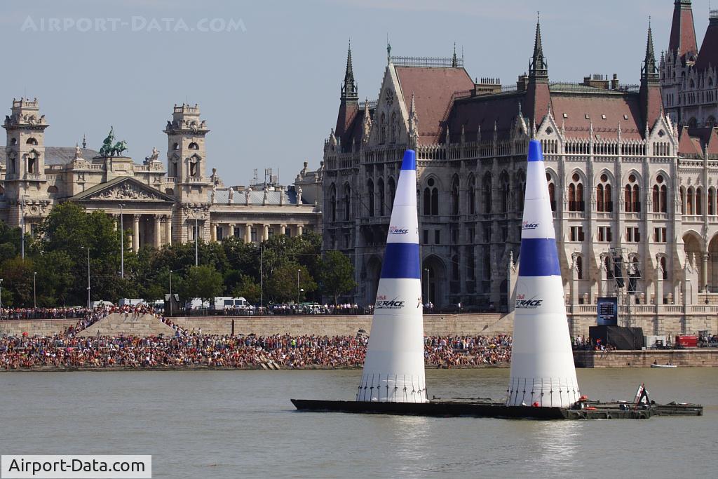 Airport - RedBull AirRace Budapest 2008