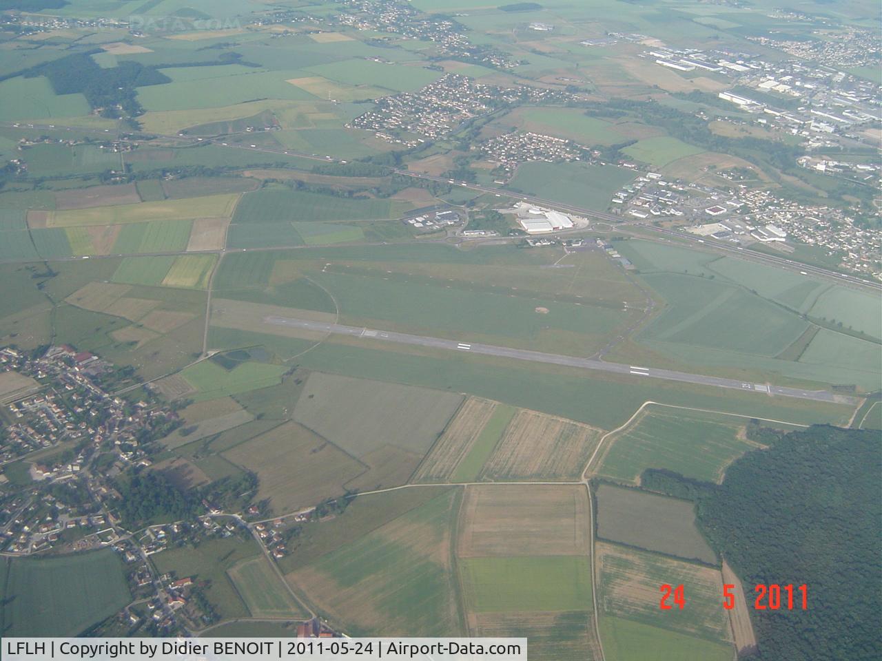 Chalon Champforgeuil Airport, Chalon France (LFLH) - Ouvert à la CAP / Public air traffic 17/35