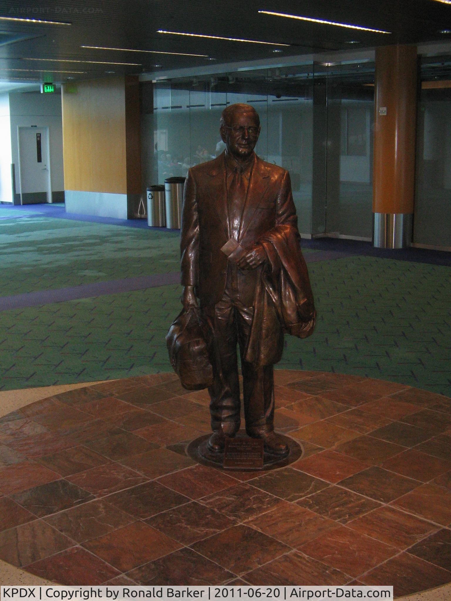 Portland International Airport (PDX) - Statue of Gov Victor G. Atiyeh in the PDX Airport