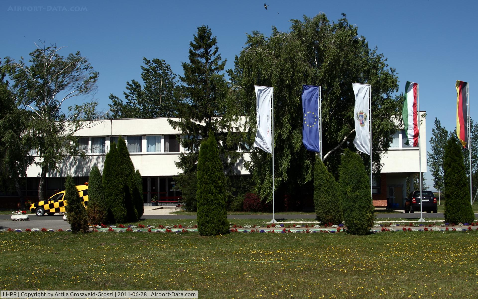 Gy?r Pér Airport, Gy?r, Pér Hungary (LHPR) - Airport inn and club building