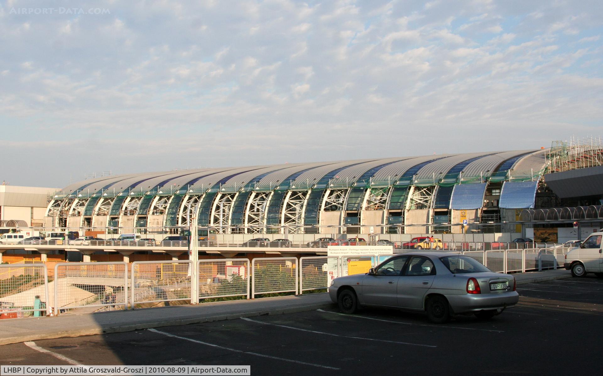 Budapest Ferihegy International Airport, Budapest Hungary (LHBP) - Budapest Internationale Airport, Ferihegy II. Terminal - In one under construction new SkyCourt