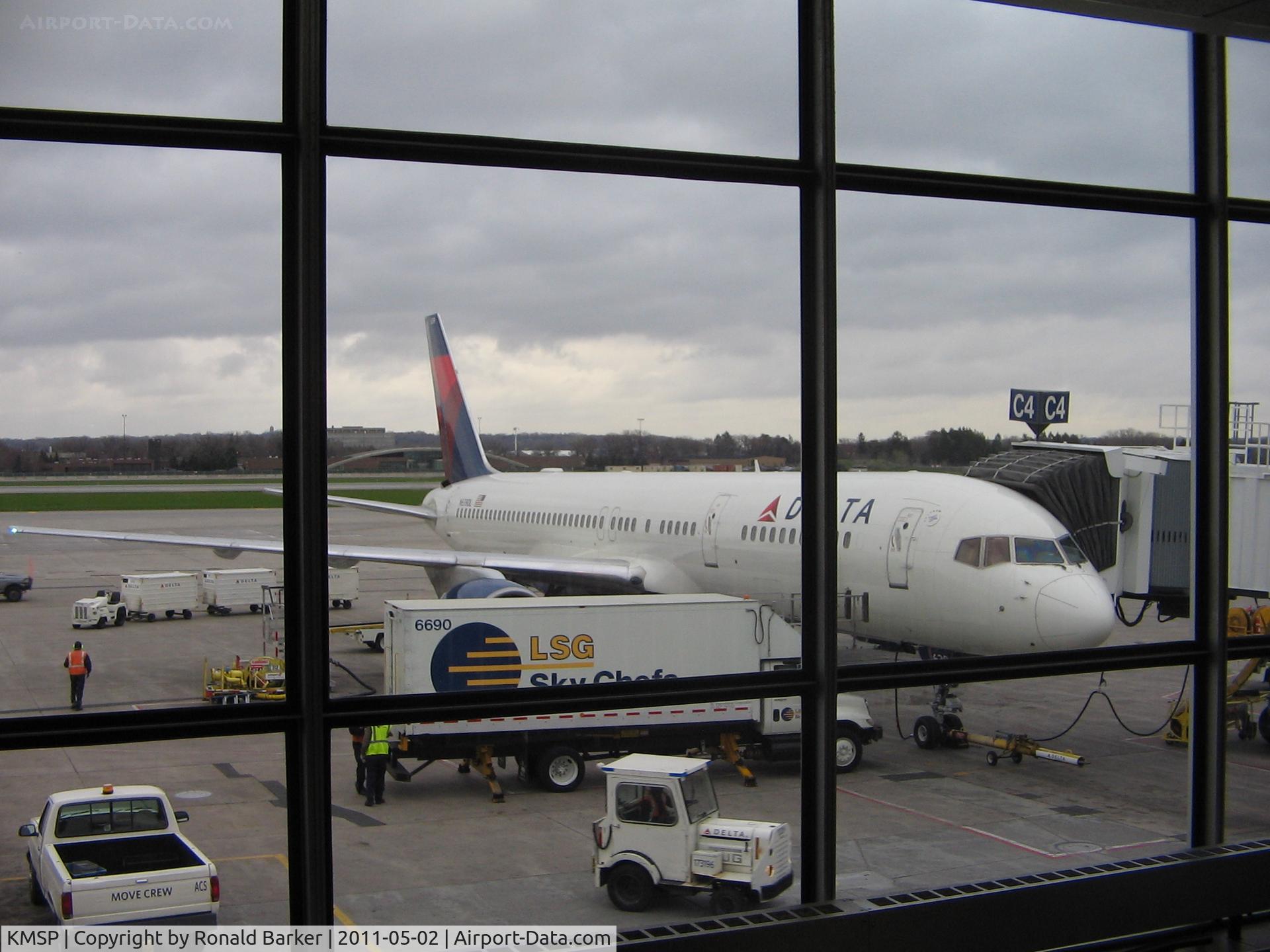 Minneapolis-st Paul Intl/wold-chamberlain Airport (MSP) - Delta at the gate