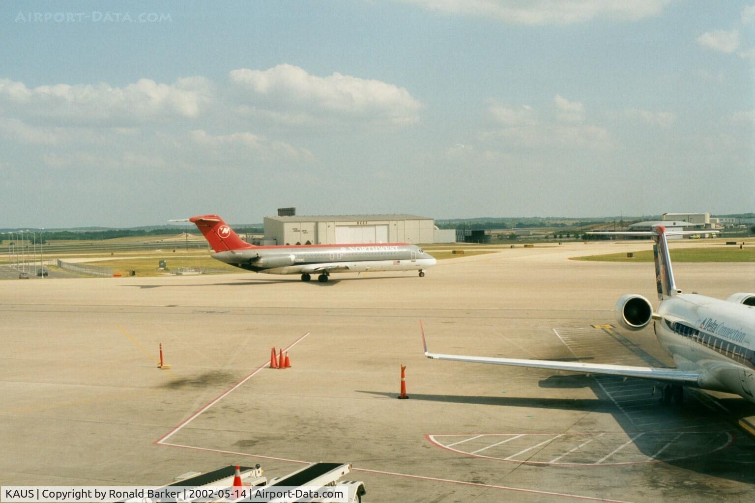 Austin-bergstrom International Airport (AUS) - North West taxiing
