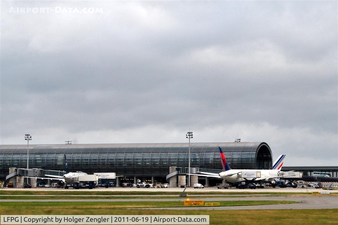 Paris Charles de Gaulle Airport (Roissy Airport), Paris France (LFPG) - Take-off view on rwy 26L.