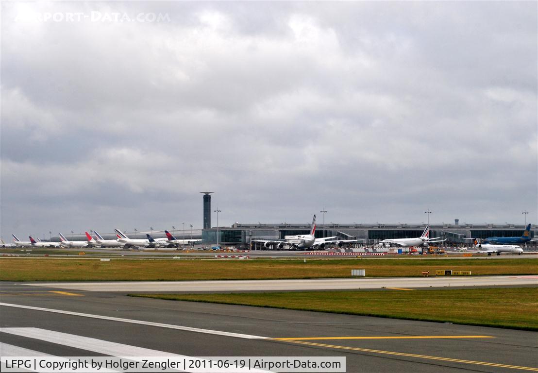 Paris Charles de Gaulle Airport (Roissy Airport), Paris France (LFPG) - On rwy 26L.....