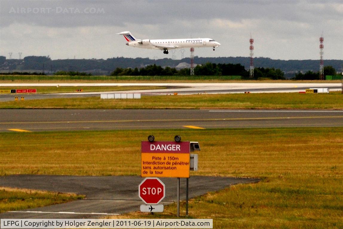 Paris Charles de Gaulle Airport (Roissy Airport), Paris France (LFPG) - Traffic on rwy 26L.....