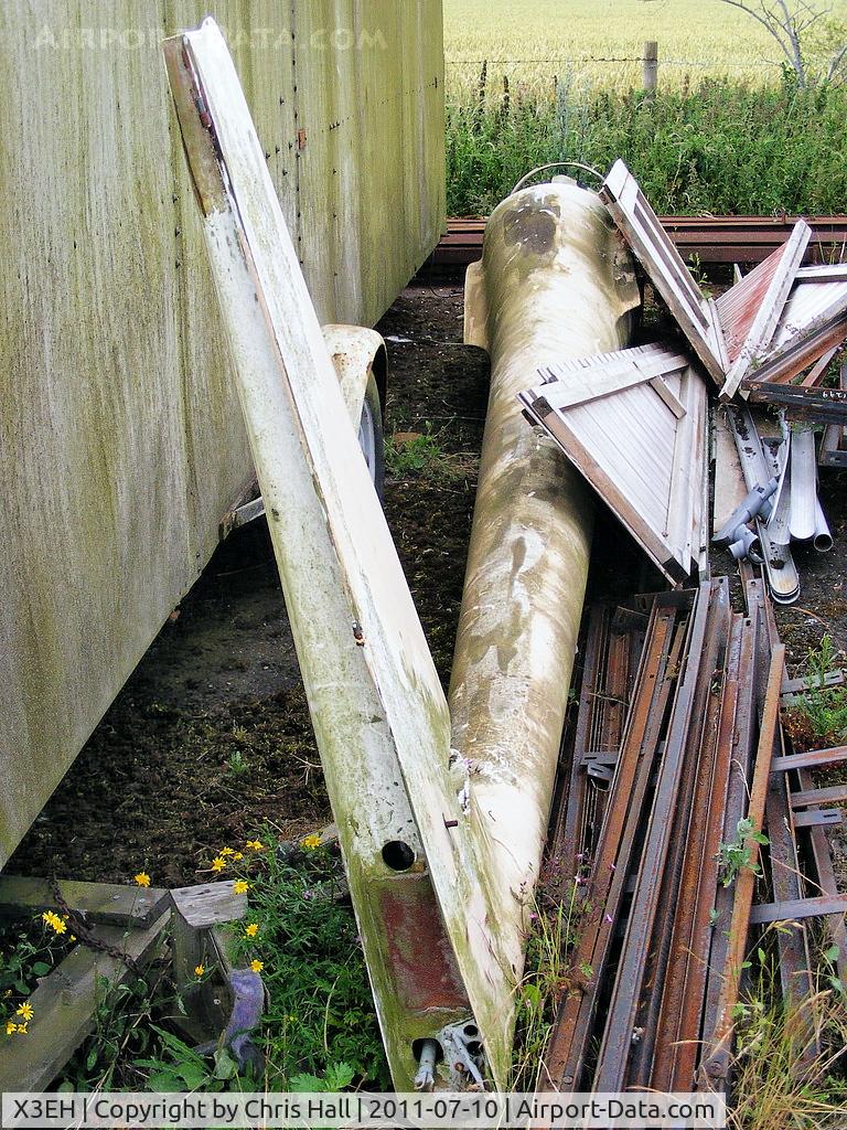 X3EH Airport - unidentified glider wreck at Edge Hill Airfield, Shenington, belived to be Schempp-Hirth Cirrus D-2782 but unconfirmed